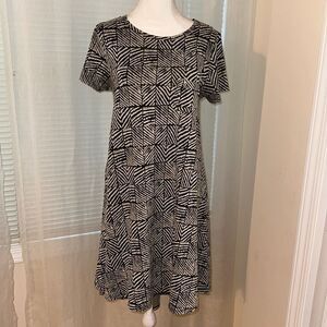 LuLaRoe XXS Carly Black & White Knit Crewneck Short Sleeve High Low Dress